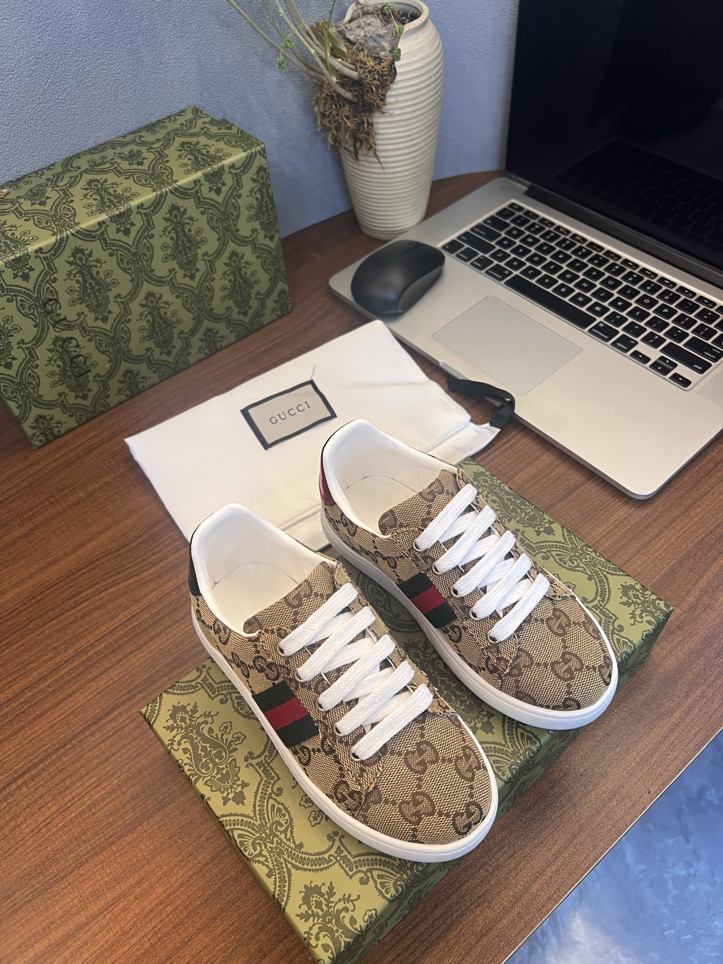 Children's shoes child